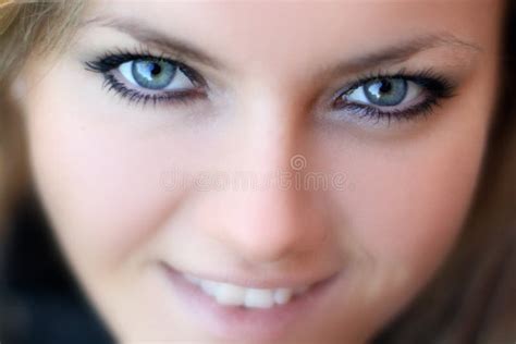 Ojos de la mujer foto de archivo. Imagen de mujer, haga - 17500688