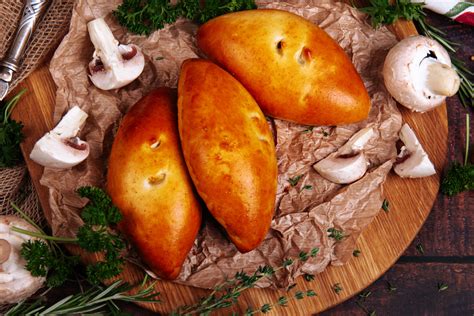 Пирожок с яйцом и зеленым луком - Пекарня