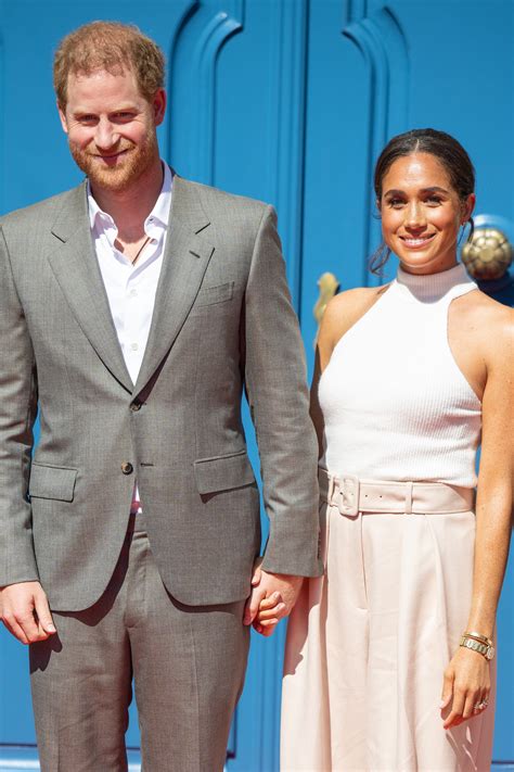 Cómo llevar bermudas y zapatos de tacón como Meghan Markle | Vogue