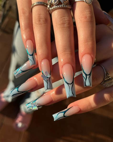 31 Simple Cute Butterfly Nails - Sparkling Boy Ideas