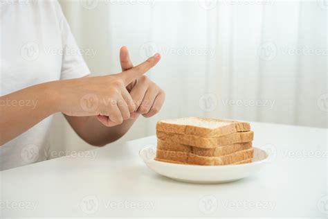 Wheat allergy gluten allergy, women refuse to eat bread, swollen mouth