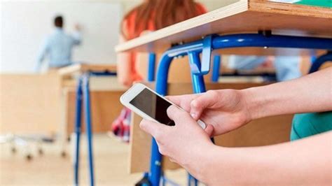 В Україні можуть заборонити смартфони у школах - ВСВІТІ