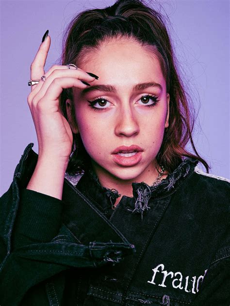 Télécharger les fonds d'écran de Portrait De Tate Mc Rae Sur Fond