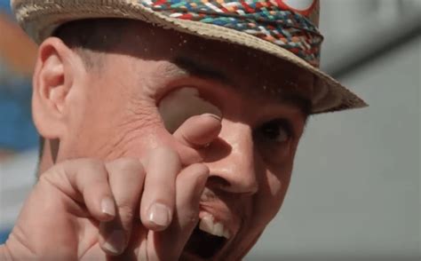 この男は癌に目を失ったので、彼はプロのゾンビとして自分自身を再発明しました - 歴史 2025