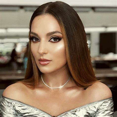 Minelli : r/FamousFaces