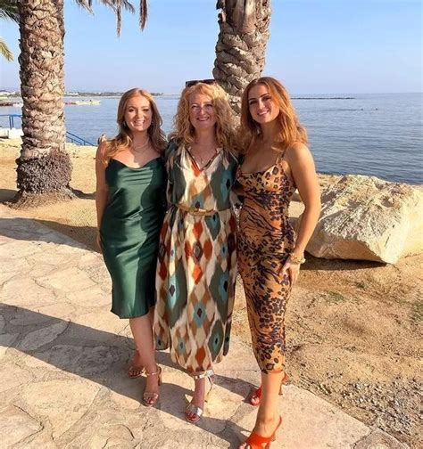 Maisie Smith sizzles in skintight dress as she poses with lookalike mum ...