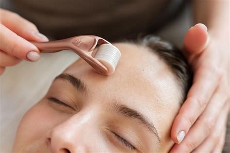 Premium Photo | Microneedle mesotherapy in cosmetological clinic doctor ...