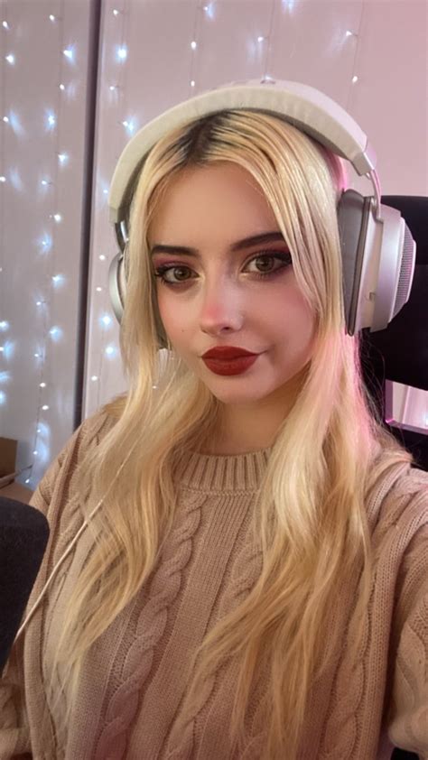 Julia Burch on Twitter: Playing Pokémon with @laurenxburch !! https