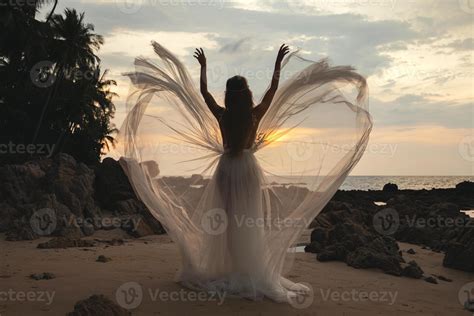 silhueta da noiva usando lindo vestido de noiva na praia 16233628 Foto