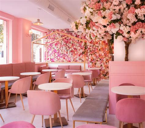 coco mocca asi es la cafeteria mas rosa  aterciopelada de madrid