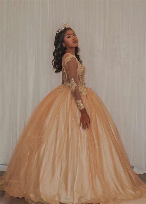 Mujer Glamurosa De Quinceañera Con Vestido Morado · Foto de stock gratuita