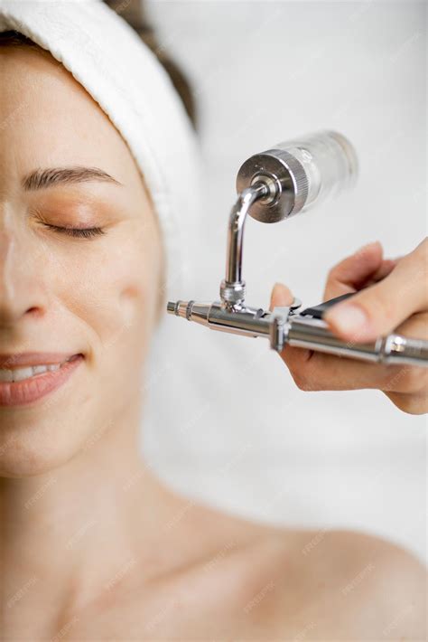 Premium Photo | Woman receiving oxygen mesotherapy on her face