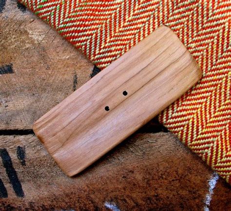 Grande e lungo bottone rettangolare di legno di ulivo, tagliato e ...