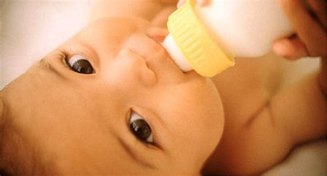 Slideshow: Bottle-Feeding Your Baby | Breastfeeding help, Baby feeding ...