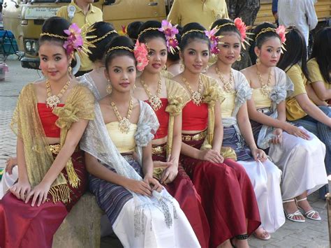 10 Traditional Dresses of Thailand That Portray Thai Fashion Culture