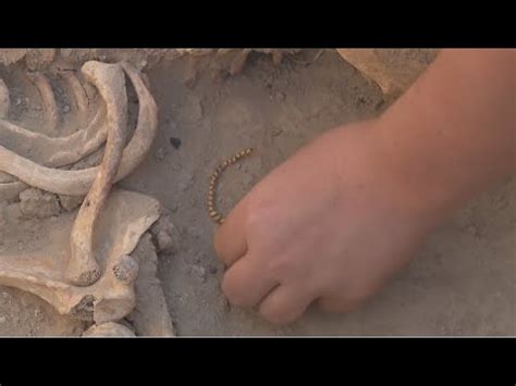 Древние золотые серьги найдены в Туркестанской области - YouTube