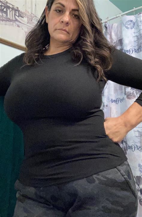 Busty mature😜 : 2busty2hide