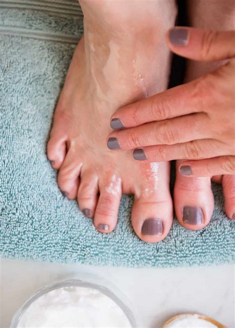 The Ultimate Guide to Applying Essential Oils on the Feet | Hello Glow