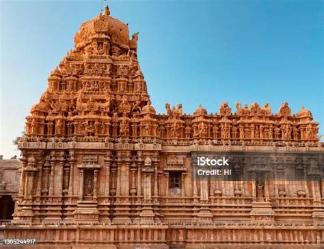 kuil kecil  latar belakang langit biru kuil batu indah