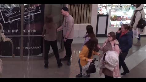 ОТШЛЕПАЛ ДЕВУШКУ У ВСЕХ НА ГЛАЗАХ - раду пикап пранк - YouTube
