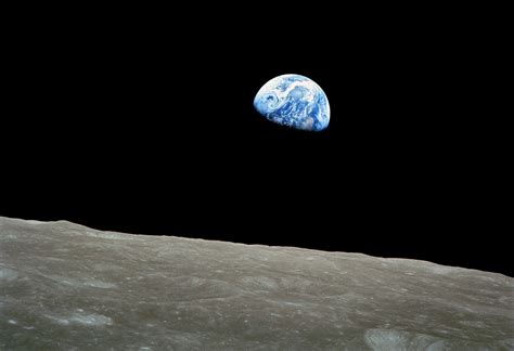 Earthrise — 512 Pixels