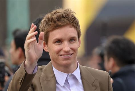 Eddie Redmayne posed for a selfie at a Budapest coffee shop - English