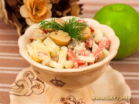 Салат с колбасой, картофелем и грибами