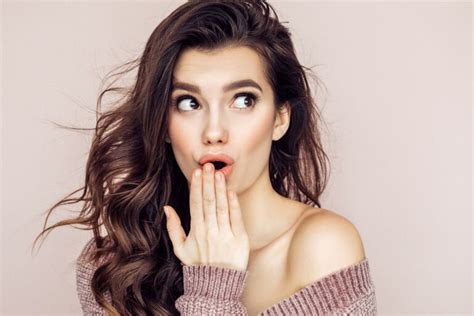 Почему трескаются губы [20 причин] и что делать