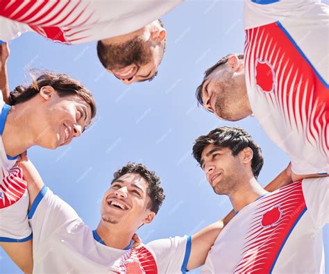 Equipo de fútbol y grupo para el plan de juego de estrategia en la