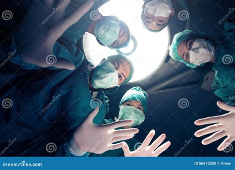 Gruppo dei chirurghi fotografia stock. Immagine di medico - 56872520