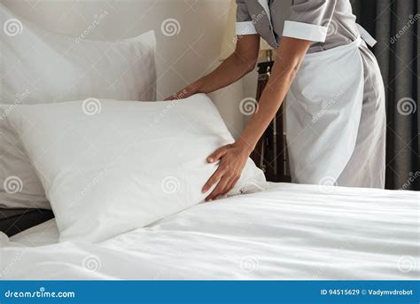 Imagem Colhida De Uma Camareira Que Faz a Cama Na Sala De Hotel Imagem ...