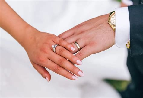 wedding bands    hand   astyledweddingcom