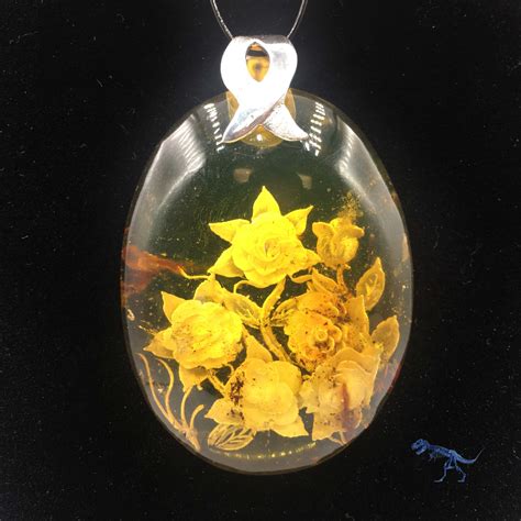 Etching - Dominican Amber pendant with five flowers - Amber International