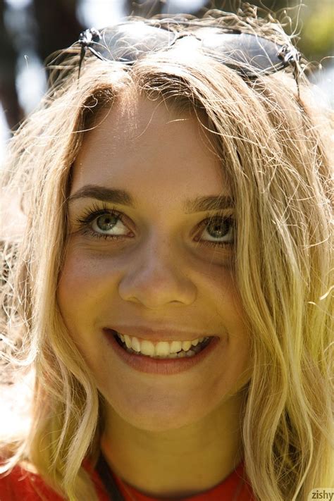 Gabbie Carter - Wallpics.Net - Wallpapers, Photos, Pictures, Backgrounds