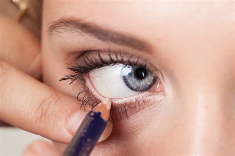 How To Put On Eyeliner To Make Eyes Look Bigger