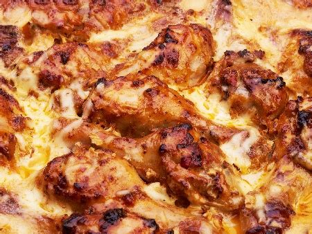 Пилешка запеканка с цели долни бутчета, картофи, кашкавал и къри на фурна