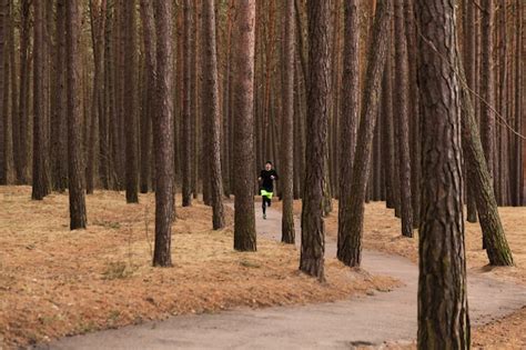 photo athlete running  forest