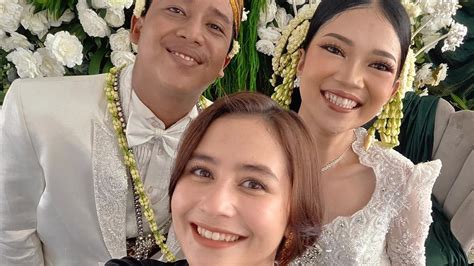 prilly latuconsina kenakan kebaya dipadukan kain batik  hadir