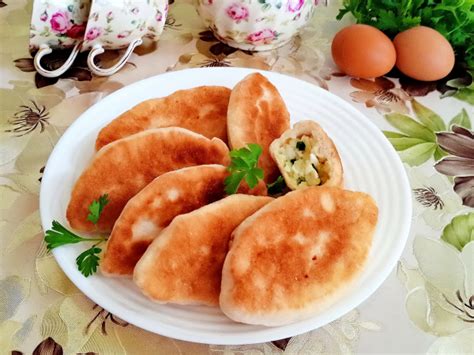 Жареные пирожки с яйцом и зеленым луком (с рисом) — рецепт с фото пошагово