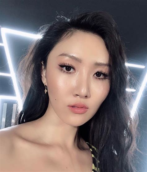 MAMAMOO's Hwasa Reveals Her Makeup Routine For Dewy, Bronzed Skin ...