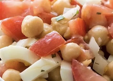 Салата с нахут, домати и варени яйца | Cookateria