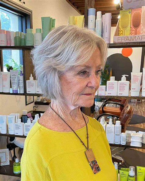 18 coupes de cheveux courtes et audacieuses que des femmes de 70 ans