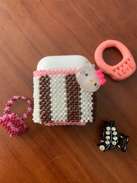 Чехол для наушников из бисера | Бисероплетение, Бисер, Hello kitty картинки