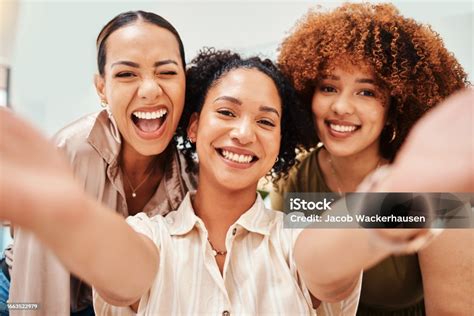 selfie kantor  potret teman  berfoto bersama  kerja tim