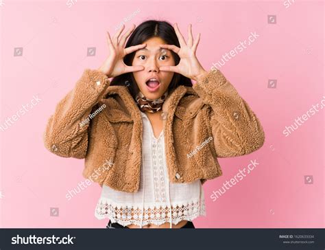 275 Asian Woman Keeping Eyes Open Images, Stock Photos & Vectors ...