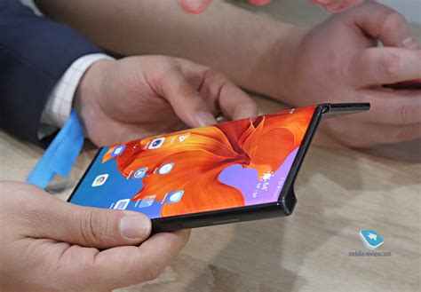 Mobile-review.com Первый взгляд на Huawei Mate X