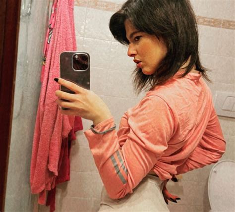Sara Bell - Bio, Age, Height, Wiki, Model | Models Biography