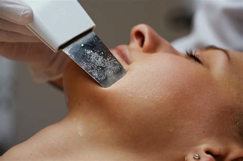 Premium Photo | Ultrasonic cleaning of women39s skin in a beauty salon