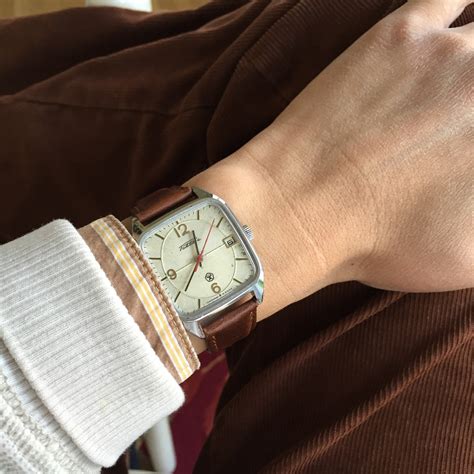 Do you wear your watch above or below your wristbone? | Page 2