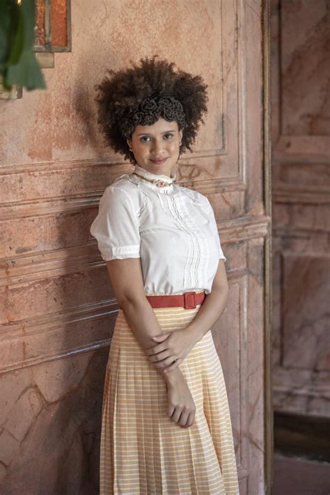 Foto: 'Amor Perfeito': Adélia Batista (Malu Dimas) é filha de Neiva